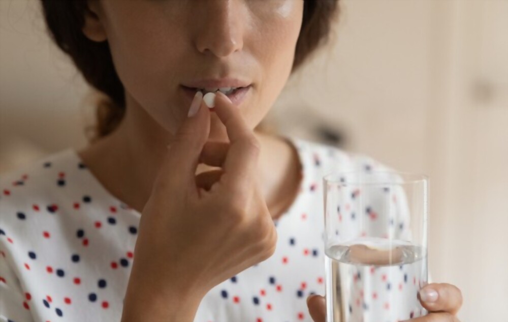 صورة تعبيرية لفتاة تحصل على حبّاية (دواء