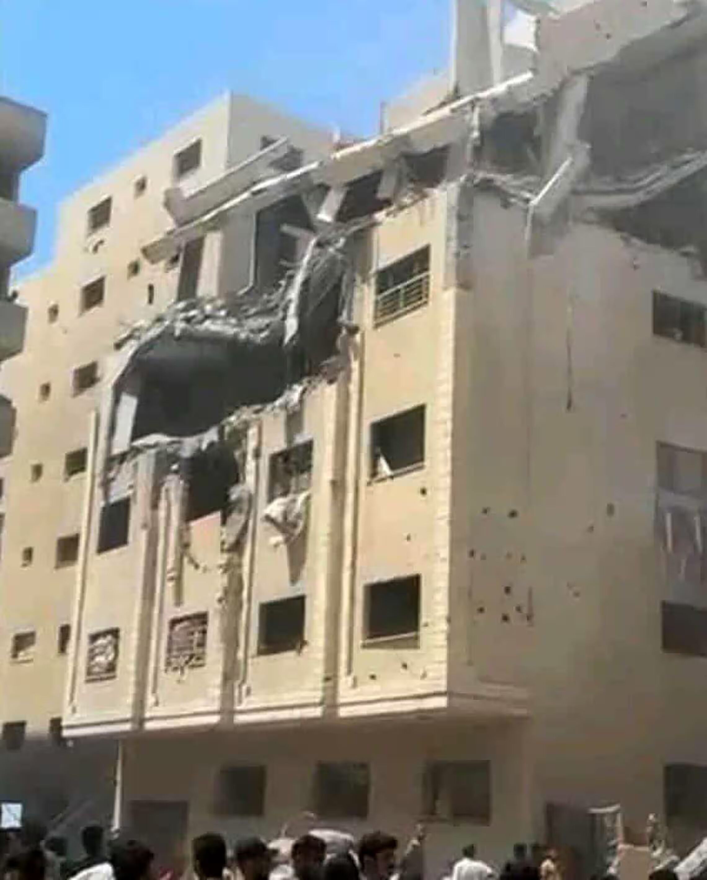 المبنى السكني الذي قُتل فيه الدكتور مروان السلطان وعدد من أفراد عائلته في غارة جوية إسرائيلية- مدينة غزة