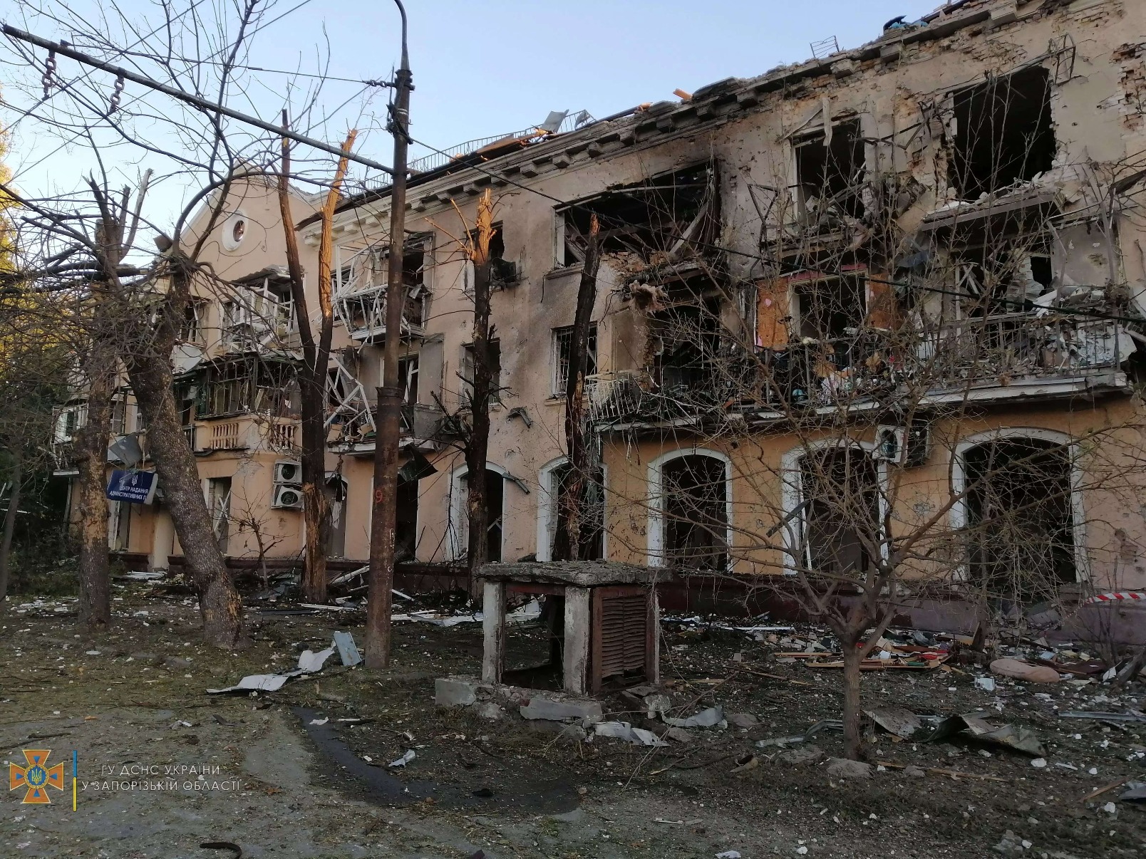 مبنى سكني يضم مركزاً للخدمات الإدارية في زابوريجيا بعد القصف الروسي في أيلول/سبتمبر 2022