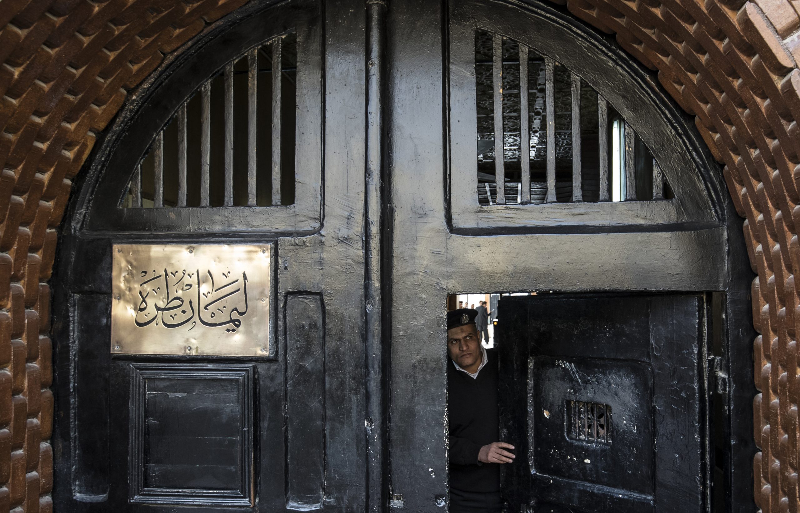 زنازين 'العقرب' فوق القضاء الكورونا تخنق سجناء مصر وذويهم